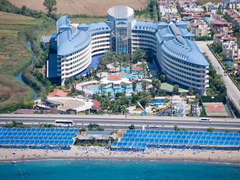 CRYSTAL ADMİRAL RESORT SUİTES SPA